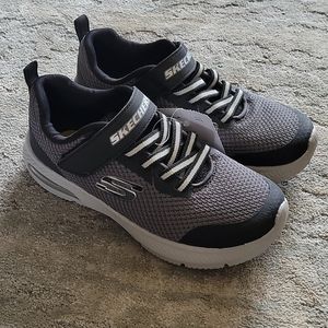 Sketchers Boys tennis shoe